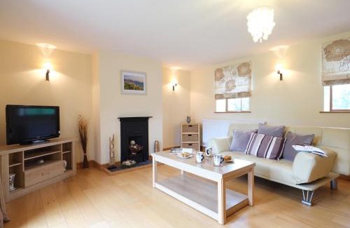 Dinas House | Pen Y Bont