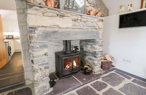 Garndolbenmaen Cottage | PEN Y BRAICH UCHAF, pet friendly, with open fire in Tremadog