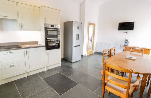 Garndolbenmaen Cottage | PEN Y BRAICH UCHAF, pet friendly, with open fire in Tremadog