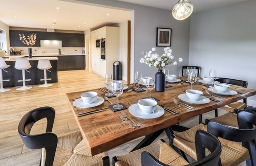 Kirkby Lonsdale Cottage | PEN-Y-GHENT, pet friendly, with hot tub in Kirkby Lonsdale