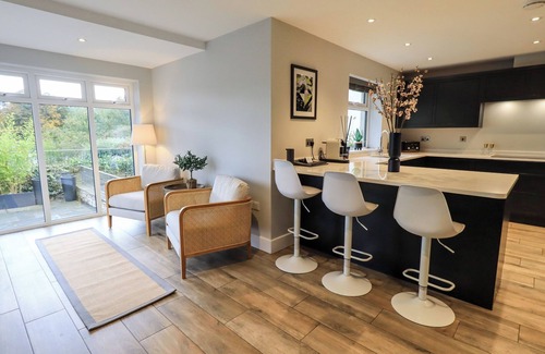 Kirkby Lonsdale Cottage | PEN-Y-GHENT, pet friendly, with hot tub in Kirkby Lonsdale