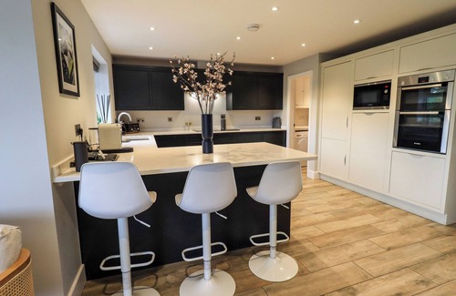 Kirkby Lonsdale Cottage | PEN-Y-GHENT, pet friendly, with hot tub in Kirkby Lonsdale