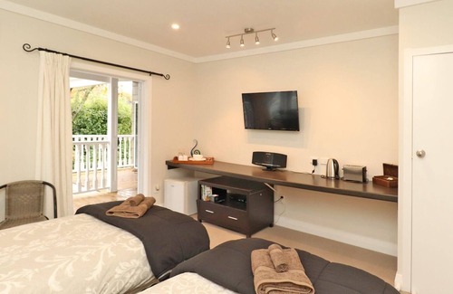 Tamahere House | Pencarrow Rose with Spa pool and Gym and Pool. near Fieldays andAvantidrome