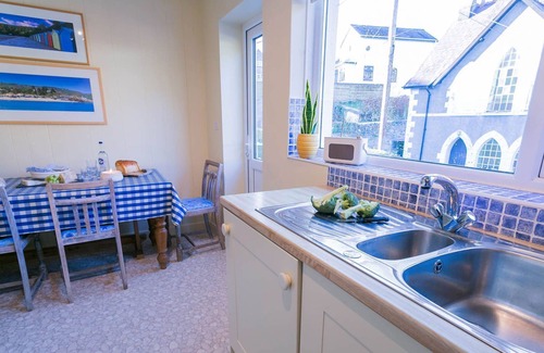 Llanbedrog Cottage | Pencoed - a coastal that sleeps 5 guests in 3 bedrooms