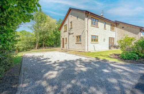 Fence House | Pendle View Gatehouse Lakeside Stay