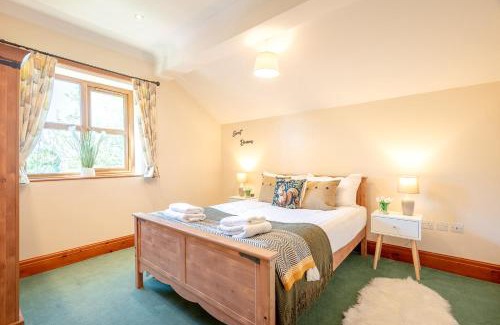Fence House | Pendle View Gatehouse Lakeside Stay