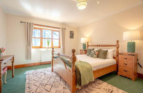 Fence House | Pendle View Gatehouse Lakeside Stay