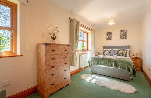Fence House | Pendle View Gatehouse Lakeside Stay