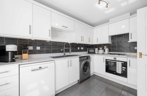 Kearsley House | Pendlebury House Free Parking By City SuperHost
