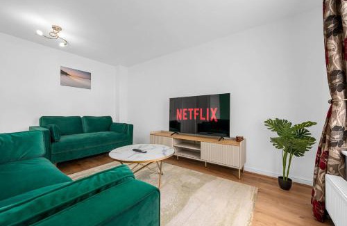 Kearsley House | Pendlebury House Free Parking By City SuperHost
