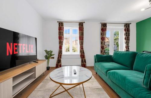 Kearsley House | Pendlebury House Free Parking By City SuperHost