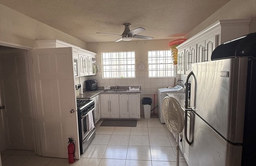 Maxwell Condo | Pene's Place 2Brm Condo. 2 Min Walk To The Beach