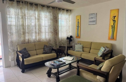 Maxwell Condo | Pene's Place 2Brm Condo. 2 Min Walk To The Beach