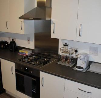 Peterborough House | Penelope Maison - London in 50 Mins, Free Parking, 1 BDRM Home