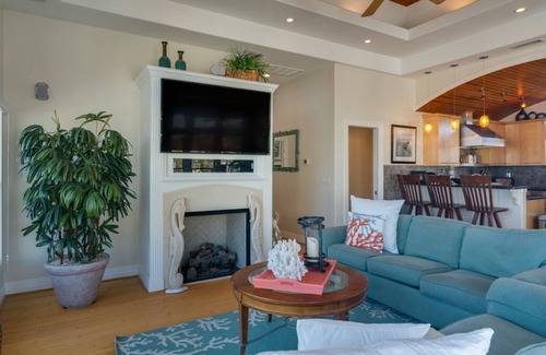 Manteo House | Peninsula 01: Private Saltwater Pool, Spa, Canal front w/10 feet of dock space