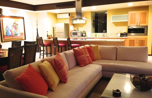 North Hotel Zone Condo | PENINSULA VALLARTA- LUXURIOUS AND WELL APPOINTED - MONTHLY DISCOUNTS