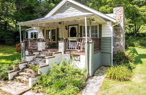 Bakersville House | Penland Cabin: Cozy farm cottage by a creek