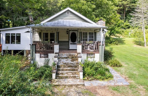 Bakersville House | Penland Cabin: Cozy farm cottage by a creek