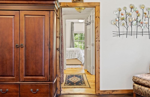 Bakersville House | Penland Cabin: Cozy farm cottage by a creek