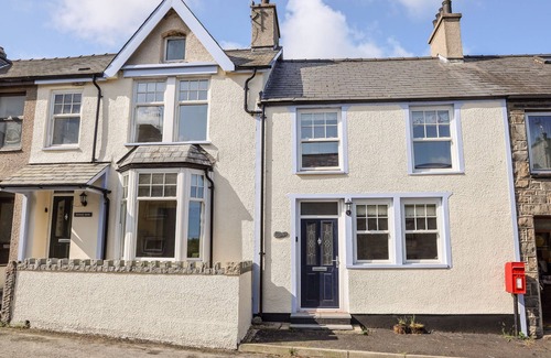 Trefor Cottage | PENMAEN HOUSE, pet friendly, country holiday cottage in Trefor