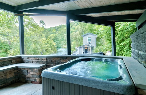 Bellefonte Cottage | PENN STATE Country Creek Cottage w/Hot Tub - ON Spring Creek and 7 miles to PSU