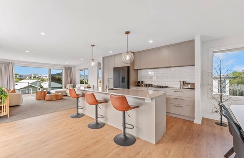 Nukuhau House | Penny Haven - Lake & Mt Tauhara views, family friendly
