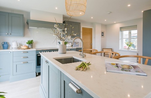 Ty Croes Cottage | Penrhyn Isa Un - an on the beach that sleeps 6 guests in 3 bedrooms