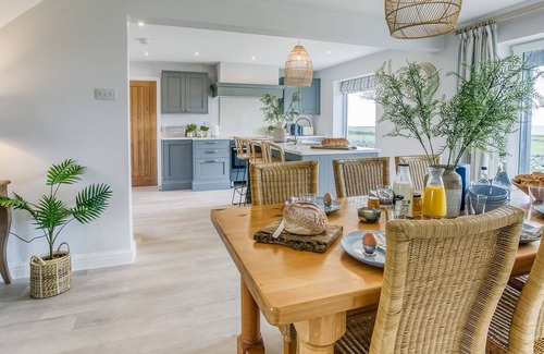Ty Croes Cottage | Penrhyn Isaf Dau - an on the beach that sleeps 6 guests in 3 bedrooms
