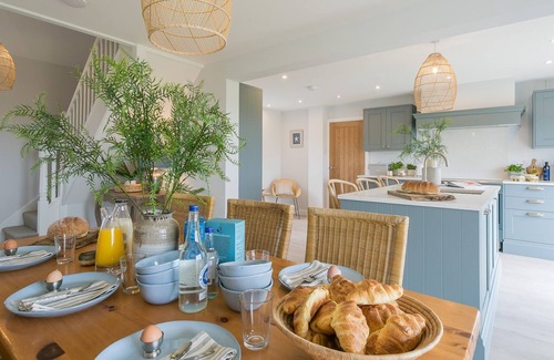 Ty Croes Cottage | Penrhyn Isaf Dau - an on the beach that sleeps 6 guests in 3 bedrooms