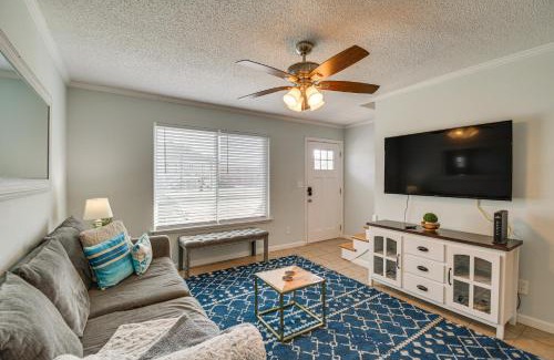 Siguenza Cove House | Pensacola Townhome with Shared Yard about 3 Mi to Gulf!