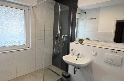 Leverkusen House | Pension Zwei A