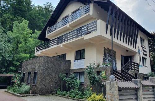Calimanesti House | Pensiunea Iasmina si Pescarul