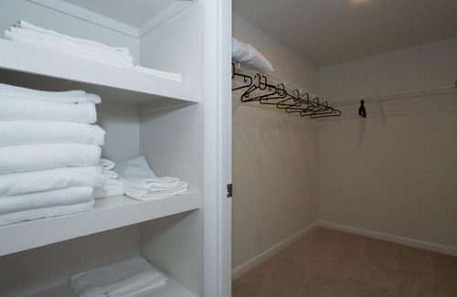 Aurora Highlands Apartment | Pentagon City Luxury Apartment