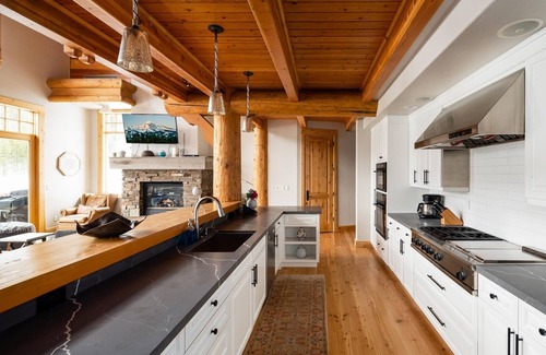 Saddle Ridge Cabin | Penthouse 1 (3-Bedroom) with Mountain view by Moonlight Basin Lodging