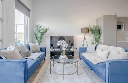 Coulsdon West Apartment | Penthouse 2 Bed 2 Bath By CRSL