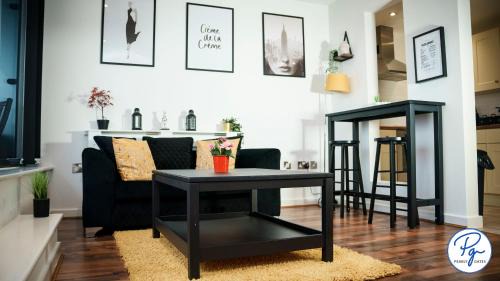 Bordesley Apartment | Penthouse - Amazing City Skyline Views - Balcony - FREE extra 2 hours - FREE Parking - Utilita Arena - Bullring Shopping - New St Station- Super King Size Bed