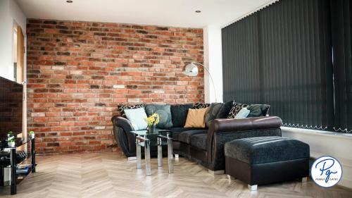 Bordesley Apartment | Penthouse - Amazing City Skyline Views - Free Parking - Balcony - Utilita Arena - New St Station - Bullring Shopping