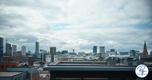 Bordesley Apartment | Penthouse - Amazing City Skyline Views - Free Parking - Balcony - Utilita Arena - New St Station - Bullring Shopping
