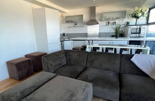 Penarth Apartment | Penthouse apartment overlooking Cardiff City & Bay