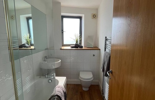 Penarth Apartment | Penthouse apartment overlooking Cardiff City & Bay