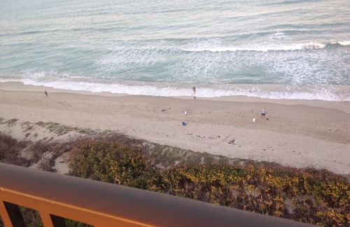 Hutchinson Island South Condo | Penthouse Beachfront Condo with wrap around balcony and pool