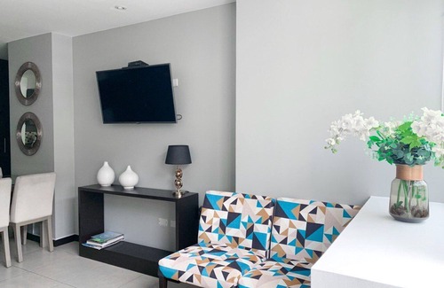 Puerto Santa Ana Apartment | Penthouse de 2 Habitaciones con Vista al rio y Parking