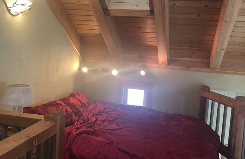 Comstock Acres House | PENTHOUSE-DRAMATIC TAHOE CITY 2 BED WITH LOFT & 3 FIREPLACES, SLEEPS 6