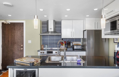 Strathcona Condo | Penthouse DT 2bed 2bath Rooftop Patio w/Parking