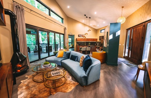 Laurelville Cabin | Penthouse in the Trees : 15 minutes to Hocking Hills State Park : Stunning Views