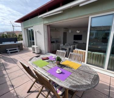 Antibes City Centre Apartment | Penthouse - Jacuzzi - Terrace - Parking - 2 pools
