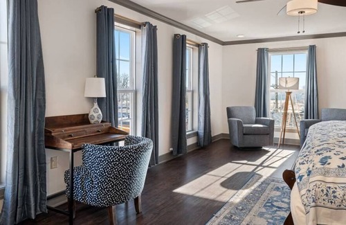Parkville Apartment | Penthouse King Studio On Main w/ Sweeping Views!