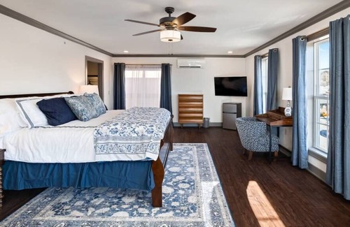 Parkville Apartment | Penthouse King Studio On Main w/ Sweeping Views!