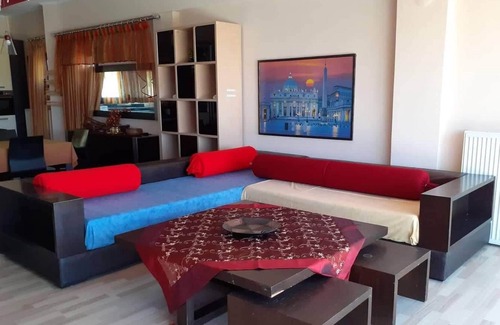 Kefalos Villa | Penthouse overlooking Kamari Bay. Large living room and terrace.
