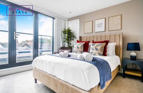 Camberley Apartment | PENTHOUSE SERVICED APARTMENT IN CAMBERLEY TOWN CENTRE, WITH FREE PARKING, FREE WiFi, LIFT AND BALCONY ACCESS, PERFECT FOR BUSINESS STAYS, FAMILIES, RELOCATIONS, EXTENDED STAYS, AND EMERGENCY ACCOMMODATION by REDWOOD STAYS